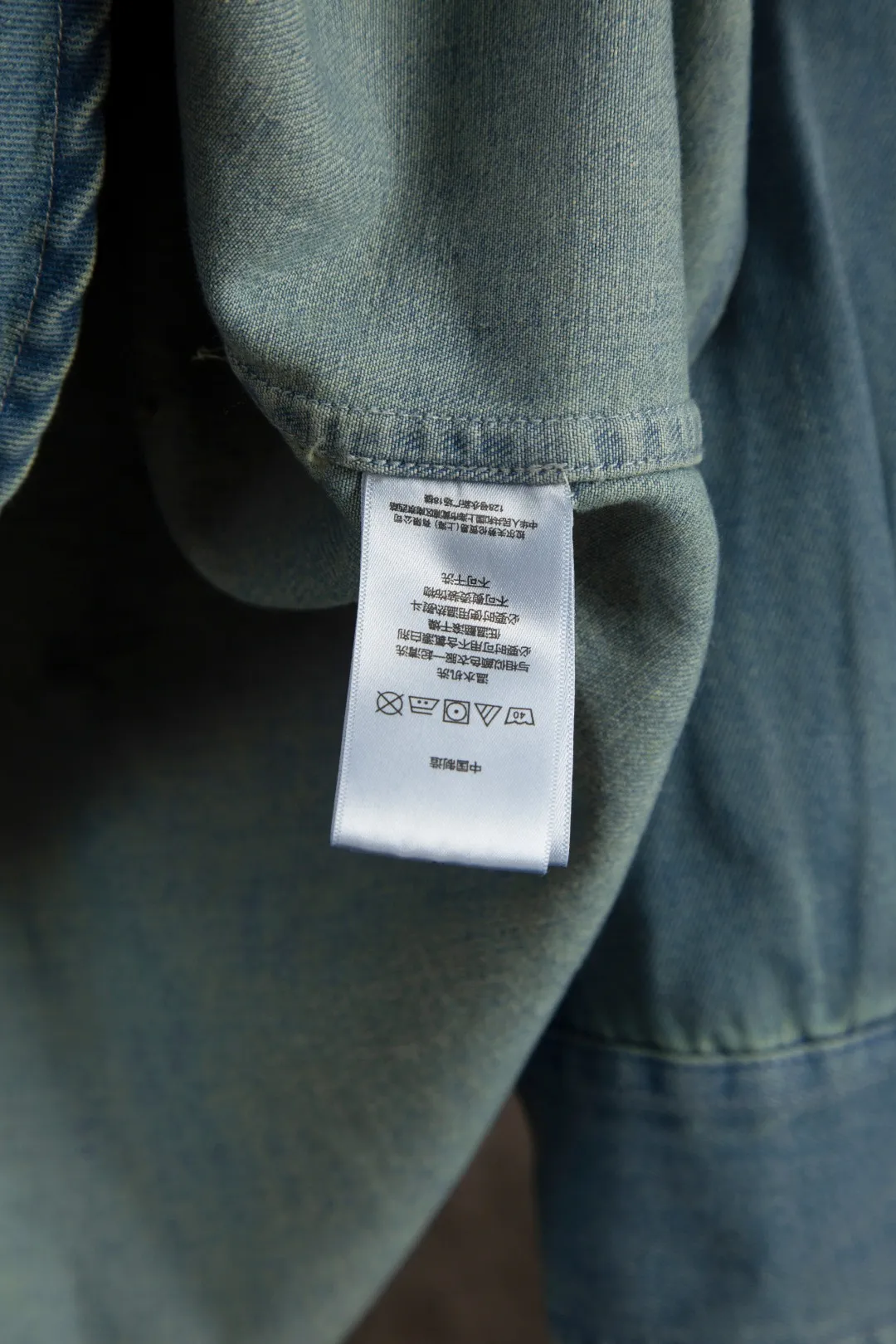 P250 Actual Photos [Popular New Style] Model Number: 25105# Color: Denim Blue Size: S to A versatile shirt that can be worn in all seasons. It is oversized and has a translucent fade. It can be worn alone or layered as a jacket. It can also be worn as an inner layer of a sweater. It has a lightly distressed wash fade and is naturally white. The upper body is retro and casual. Save the mismatch.